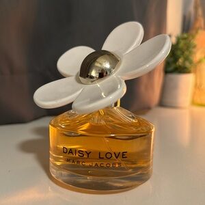 Marc Jacobs Daisy Love Perfume - White and Gold Accents